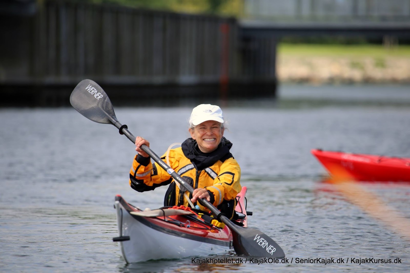 glad kvinde i havkajak