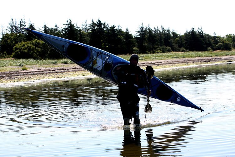 mand bærer havkajak