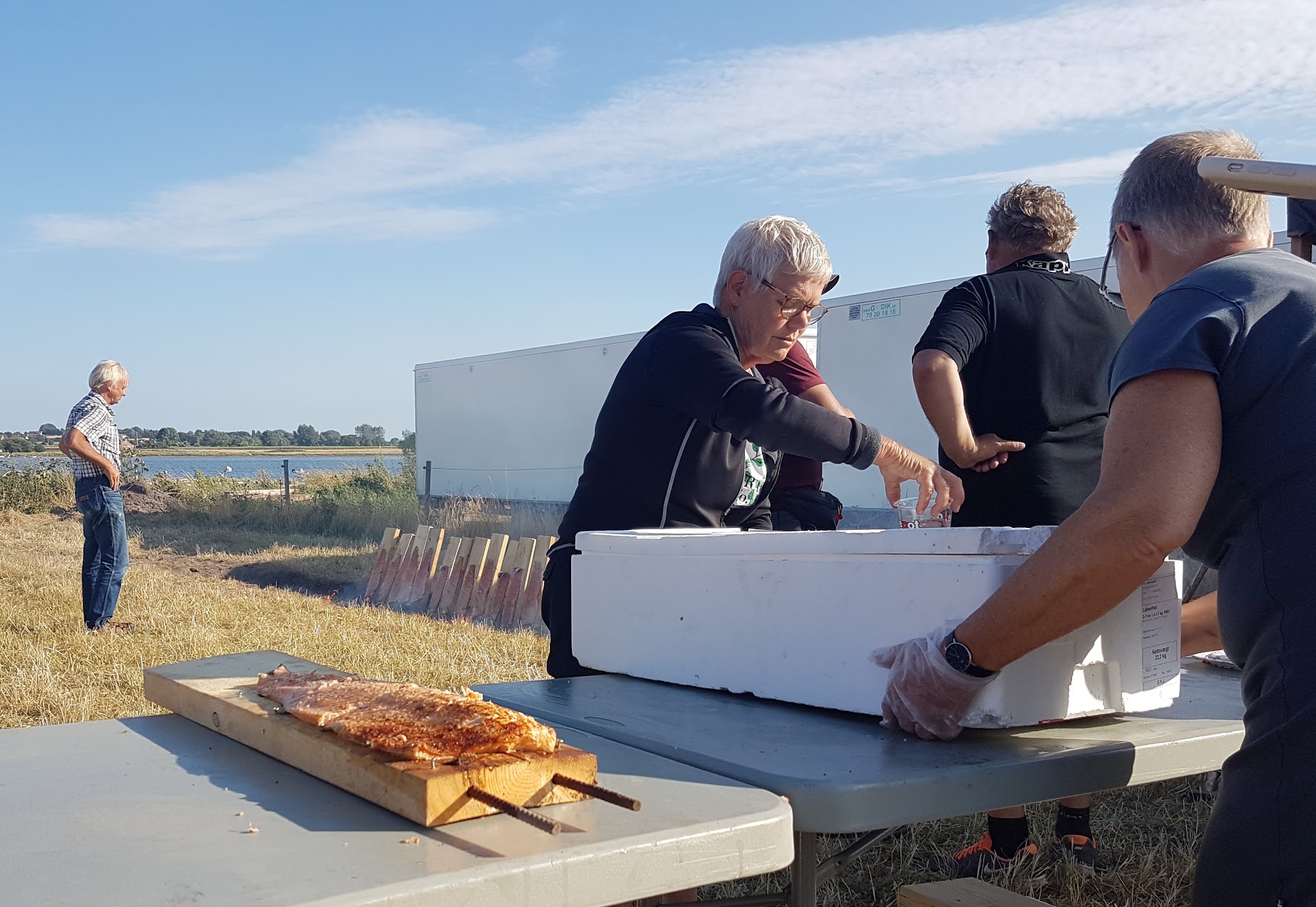 Trine Vendelboe Juul : personer laver mad klar til gril