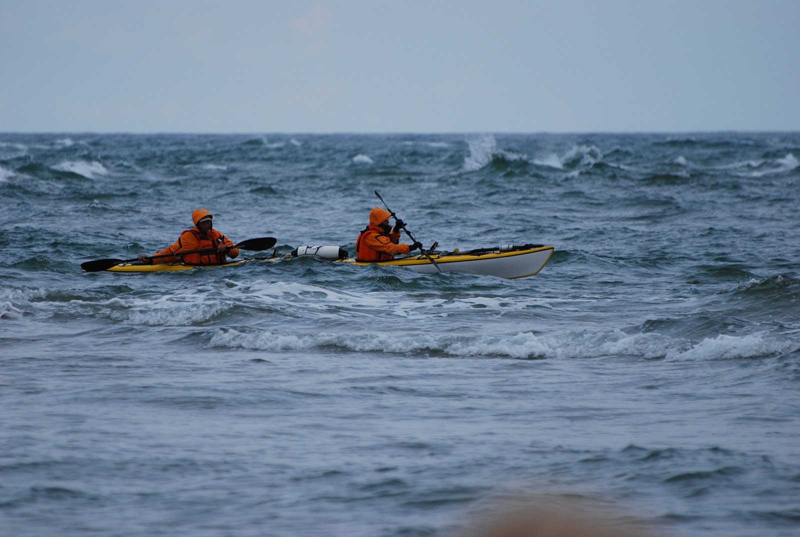 to havkajakker på vandet vestkysten høj sø to havkajakker på vandet vestkysten høj sø